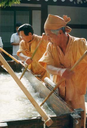 mulberry paste for Korean Hanji Hand Made Paper is placed in large vat