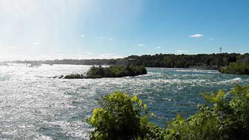 Niagara rivers at the edge of Niagara Falls